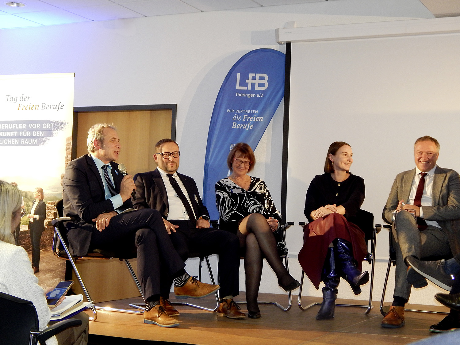 Dr. Knut Karst im herzlichen Gespräch mit der Politik