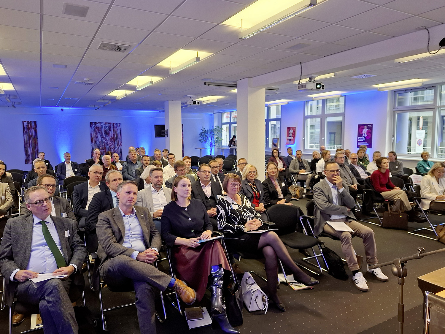 Gespannte Aufmerksamkeit bei der Rede des Ministerpräsidenten