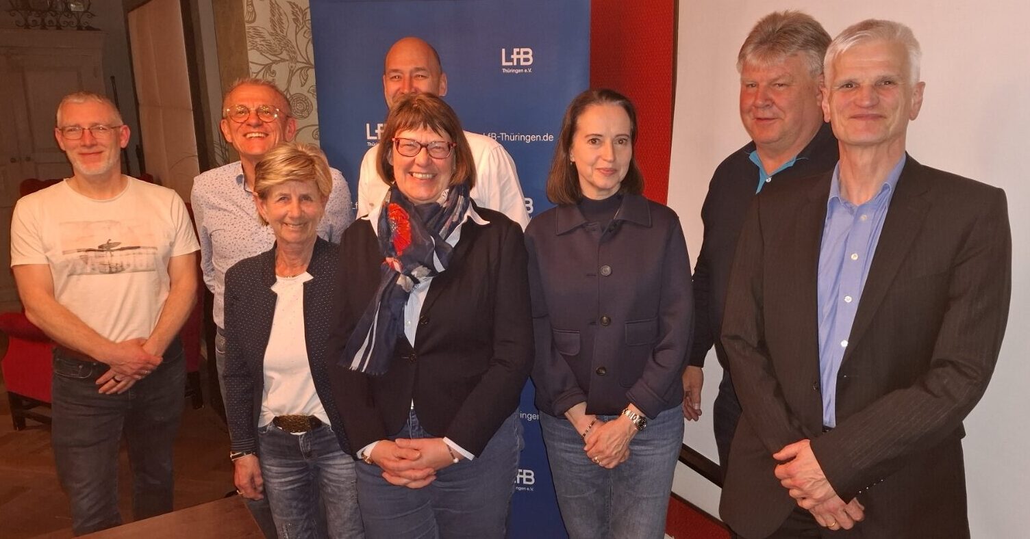 v.l.n.r.: Dipl.-Geol. S. Reyer-Rohde, Präs. LFB, RAin H. Di Stefano, NKR, Dr. med. M. Sakriß, W. Kölsch, NKR-Geschäftsstelle